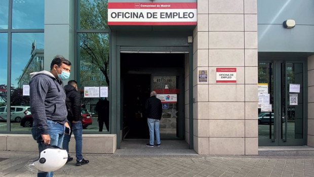 ep archivo   varias personas esperan en las inmediaciones de una oficina del sepe