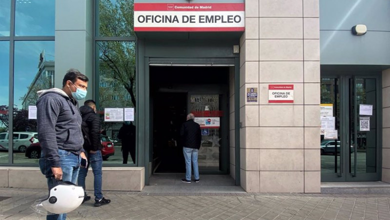 ep archivo   varias personas esperan en las inmediaciones de una oficina del sepe