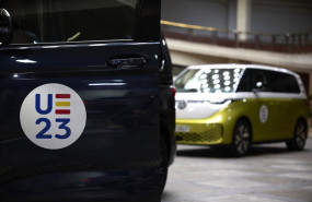 ep archivo   vehiculos comerciales de volkswagen con el logo de la presidencia espanola del consejo