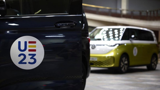 ep archivo vehiculos comerciales de volkswagen con el logo de la presidencia espanola del consejo ep archivo vehiculos comerciales de volkswagen con el logo de la presidencia espanola del consejo