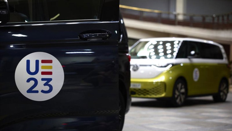 ep archivo   vehiculos comerciales de volkswagen con el logo de la presidencia espanola del consejo