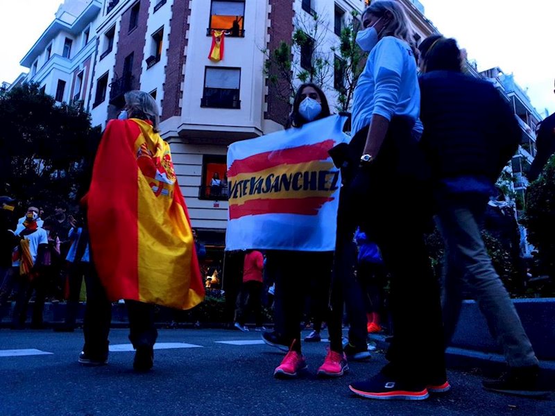 https://img5.s3wfg.com/web/img/images_uploaded/9/f/ep_concentracion_en_nunez_de_balboa_madrid_para_pedir_la_dimision_de_pedro_sanchez.jpg