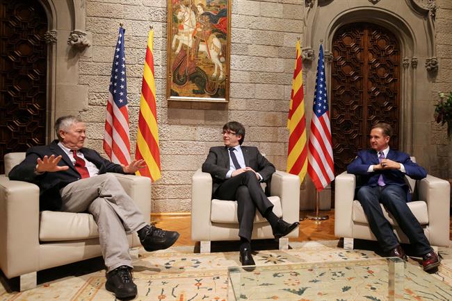 Dana Rohrabacher, Carles Puigdemont y Brian Higgins en la Generalitat | RUBEN MORENO / GENERALITAT ep dana rohrabacher carles puigdemontbrian higginsla generalitat