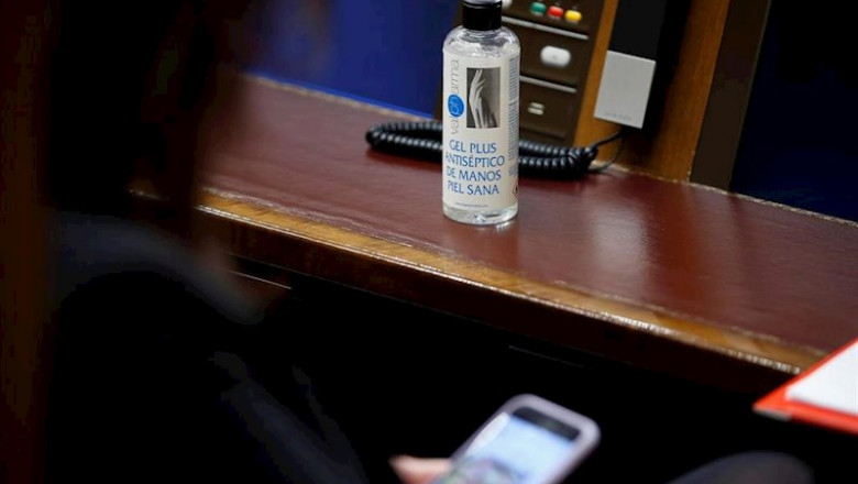 ep detalle de un gel antiseptico en el escano de un diputado durante el pleno celebrado este jueves ep detalle de un gel antiseptico en el escano de un diputado durante el pleno celebrado este jueves