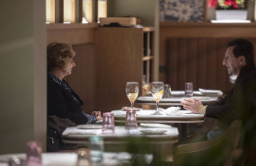 ep dos personas cenan en un restaurante