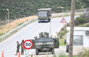 ep ejercito patrullando el perimetro fronterizo de espana con marruecos en la frontera de ceuta la
