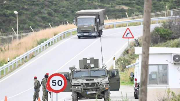 ep ejercito patrullando el perimetro fronterizo de espana con marruecos en la frontera de ceuta la