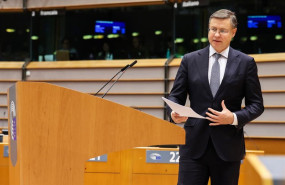 ep el comisario de economia valdis dombrovskis interviene en un debate de la sesion plenaria del