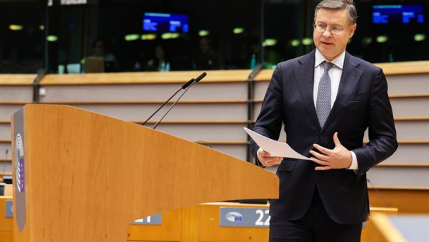 ep el comisario de economia valdis dombrovskis interviene en un debate de la sesion plenaria del