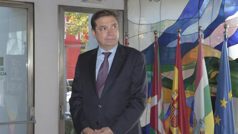 El ministro de Agricultura, Pesca y Alimentación, Luis Planas en el acto de reconomieciento de los primeros `Viñedos Singulares´ en el Consejo Regulador, en Logroño (España), a 10 de octubre de 2019. | Alberto Ruiz - Europa Press ep el ministro de agricultura pesca y alimentacion luis planas en el acto de reconomieciento de los