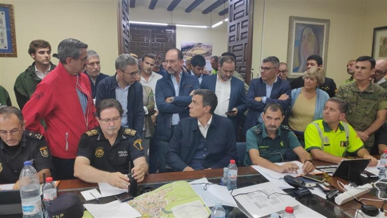 El presidente del Gobierno, Pedro Sánchez, en Orihuela, habla con el conseller de Politica Territorial, Arcadi España | GVA ep el presidente del gobierno pedro sanchez en orihuela habla con el conseller de politica