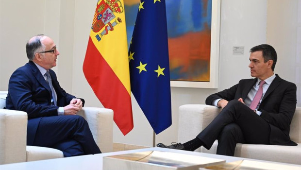 ep el presidente del gobierno pedro sanchez junto al consejero delegado de iag luis gallego