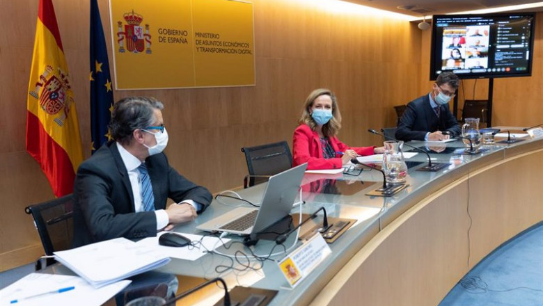 El secretario de Telecomunicaciones e Infraestructuras Digitales, Roberto Sánchez (i), junto a la vicepresidenta segunda y ministra de Asuntos Económicos, Nadia Calviño (centro), en una reunión co los operadores. | MINISTERIO ASUNTOS ECONÓMICOS ep el secretario de telecomunicaciones e infraestructuras digitales roberto sanchez i junto a la