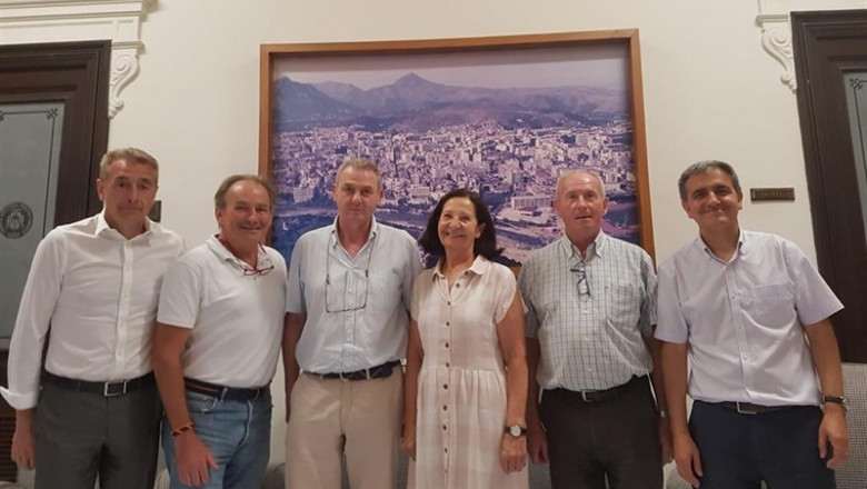 En el centro Mazaly Aguilar y a su izquierda Cristóbal Aguado, Presidente de AVA-ASAJA | VOX ep encentro mazaly aguilaraizquierda cristobal aguado presidenteava-asaja