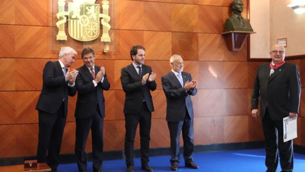 ep entregala cruz distinguida2 clasela ordensan raimundo penafort