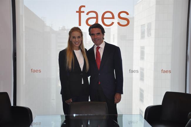 El expresidente José María Aznar y Lilian Tintori en 2016 | FAES ep expresidente jose maria aznarlilian tintori2016