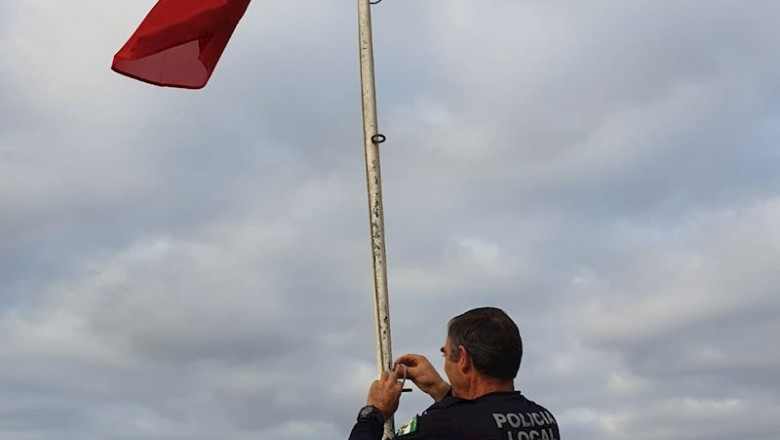 Izado bandera roja en Almuñécar | AYUNTAMIENTO DE ALMUÑÉCAR ep izado bandera roja en almunecar