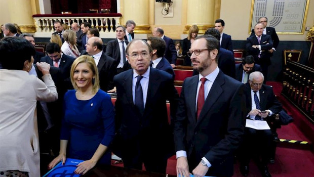 ep javier maroto d junto a salome pradas y pio garcia-escudero en el pleno de constitucion del