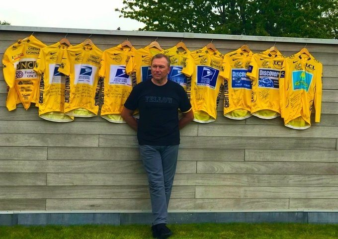 ep johan bruyneel posa con los maillots del tour de francia de sus corredores ep johan bruyneel posa con los maillots del tour de francia de sus corredores