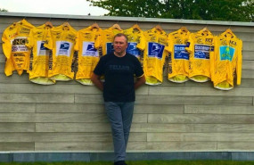 ep johan bruyneel posa con los maillots del tour de francia de sus corredores