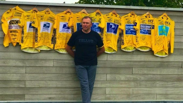 ep johan bruyneel posa con los maillots del tour de francia de sus corredores