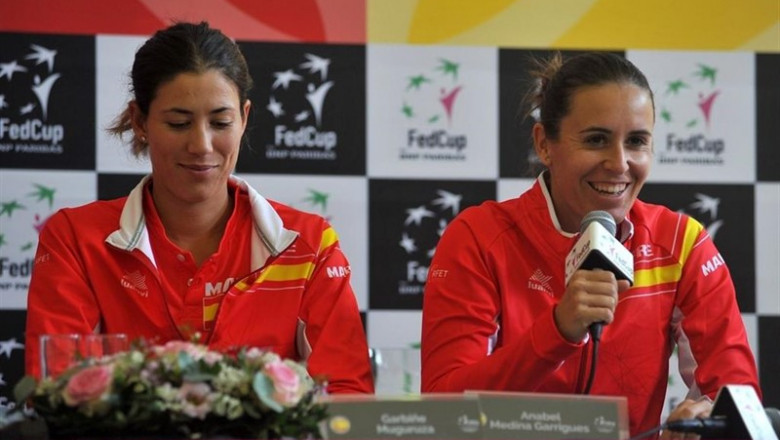 La capitana del equipo español de Copa Federación, Anabel Medina, junto con Garbiñe Muguruza. | RFET ep la capitanaequipo espanolcopa federacion anabel medina juntogarbine muguruza