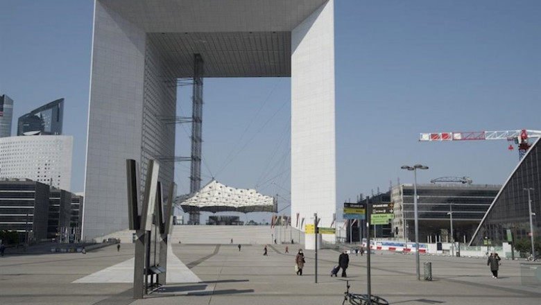 ep la defense de paris vacia por el coronavirus ep la defense de paris vacia por el coronavirus
