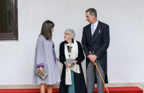 ep la escritora uruguaya ida vitale posa con los reyes de espana letizia y felipe vi durante el