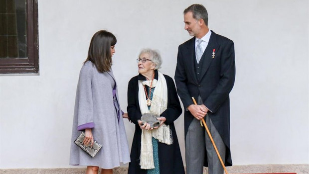 ep la escritora uruguaya ida vitale posa con los reyes de espana letizia y felipe vi durante el