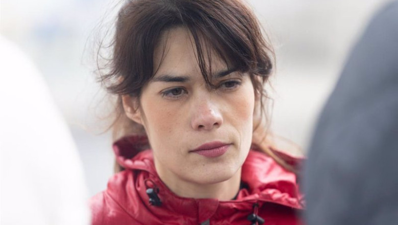 ep la portavoz de podemos isabel serra atiende a medios en la plaza de las cortes a 19 de enero de ep la portavoz de podemos isabel serra atiende a medios en la plaza de las cortes a 19 de enero de