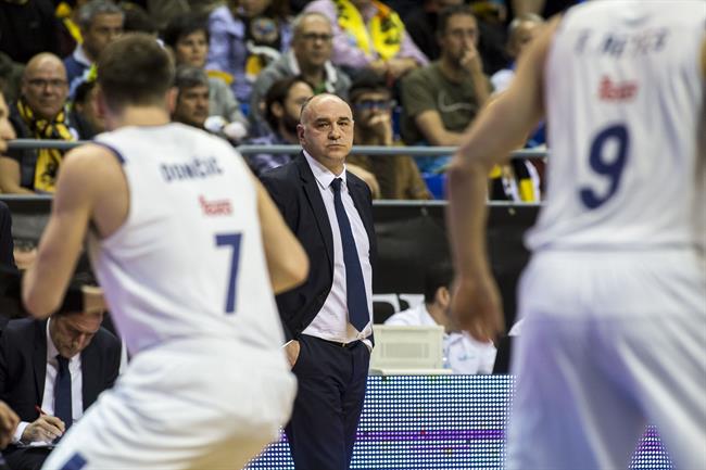 Laso mira a Doncic (Real Madrid) | ACB PHOTO/Á. PÉREZ ep laso miradoncic real madrid