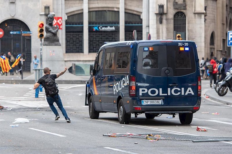 ep protesta de grupos independentistas al paso de la policia en las calles de barcelona