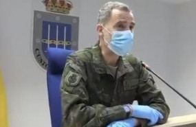ep rey felipe con mascarilla guantes guardando distancias vestido uniforme de ejercito