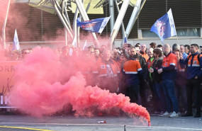 ep trabajadores de tubos reunidos se concentran contra el ere frente al palacio euskalduna de bilbao