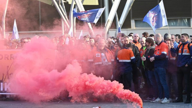 ep trabajadores de tubos reunidos se concentran contra el ere frente al palacio euskalduna de bilbao