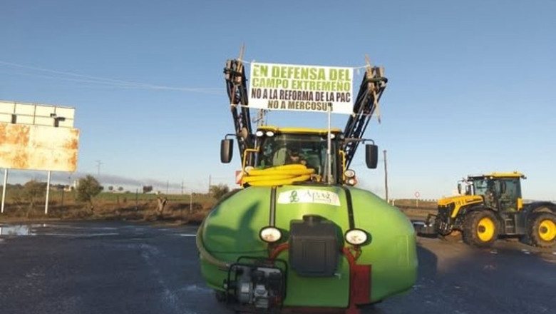 Tractoradas en la provincia de Badajoz en rechazo a Mercosur | APAG EXTREMADURA ASAJA ep tractoradas en la provincia de badajoz en rechazo a mercosur