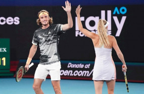 ep tsitsipas choca con wozniacky durante un evento previo benefico del abierto de australia 2020
