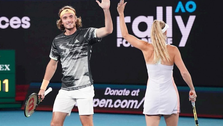 ep tsitsipas choca con wozniacky durante un evento previo benefico del abierto de australia 2020 ep tsitsipas choca con wozniacky durante un evento previo benefico del abierto de australia 2020