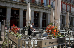 ep un empleado de una terraza de un bar en la plaza mayor de madrid