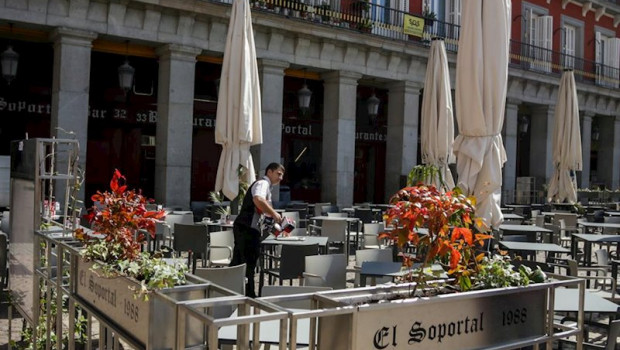 ep un empleado de una terraza de un bar en la plaza mayor de madrid