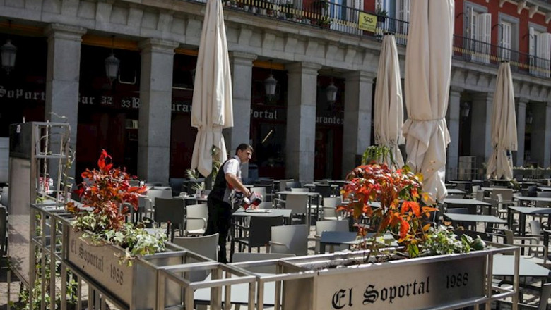Un empleado de una terraza de un bar en la Plaza Mayor de Madrid. | Ricardo Rubio - Europa Press - Archivo ep un empleado de una terraza de un bar en la plaza mayor de madrid
