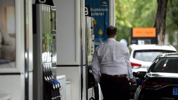 ep un hombre echa gasolina a su coche en una gasolinera