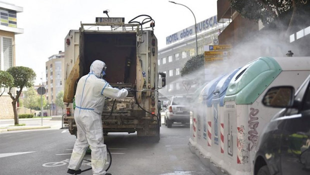 ep un trabajador protegido de cuerpo entero desinfecta los cubos de basura y de reciclaje en el ep un trabajador protegido de cuerpo entero desinfecta los cubos de basura y de reciclaje en el