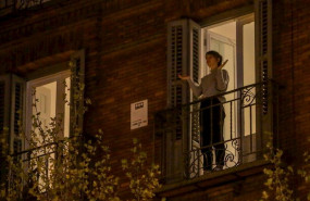 ep una mujer aplaude desde su balcon por la labor que estan realizando los sanitarios ante la crisis