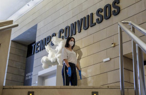 ep una mujer protegida con guantes y mascarilla a la entrada de una exposicion en el museo institut