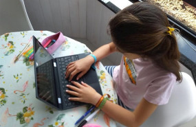 ep una nina haciendo deberes online en su domicilio