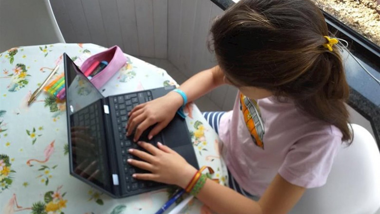 ep una nina haciendo deberes online en su domicilio