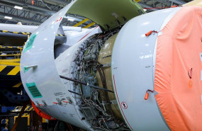 ep una parte de avion durante labores de mantenimiento en la planta de airbus en getafe madrid