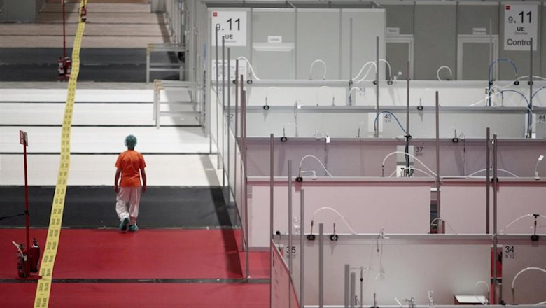 ep una sanitaria camina por un pasillo entre mamparas de separacion en el interior del hospital de ep una sanitaria camina por un pasillo entre mamparas de separacion en el interior del hospital de
