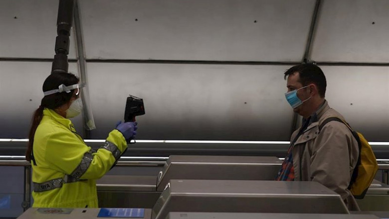 ep una voluntaria de la dya toma la temperatura con una pistola a un viajero en la estacion de metro